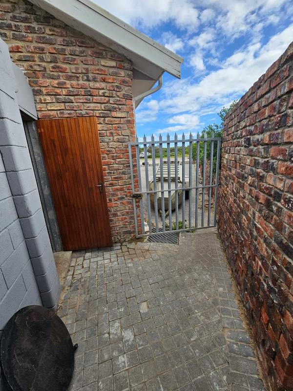 To Let 4 Bedroom Property for Rent in Aston Bay Eastern Cape